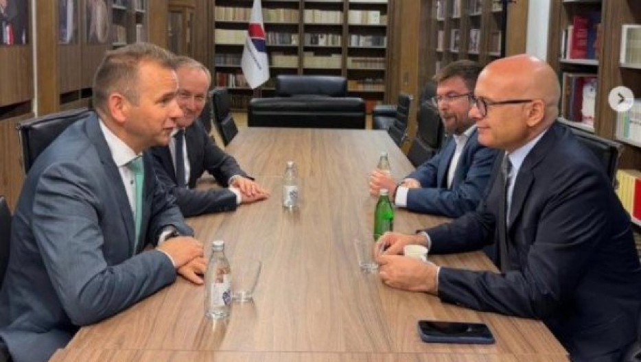 "MAĐARSKA JE ISKRENI PRIJATELJ SRBIJE" Vučević na sastanku sa izaslanikom Viktora Orbana (FOTO)