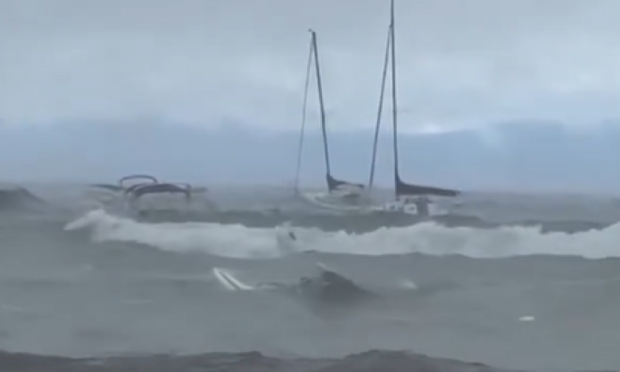 OLUJA PREVRNULA ČAMAC NA JEZERU, LJUDI POKUŠAVALI DA SPASU ŽIVOTE! Osmoro mrtvih (VIDEO)