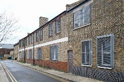 KUPIO JE NAJRUŽNIJU KUĆU U ULICI, PA STVORIO - OVU LEPOTICU Transformacija je neverovatna, ljudi na mrežama oduševljeni - pohvale se samo nižu