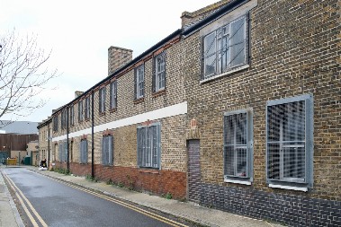 KUPIO JE NAJRUŽNIJU KUĆU U ULICI, PA STVORIO - OVU LEPOTICU Transformacija je neverovatna, ljudi na mrežama oduševljeni - pohvale se samo nižu