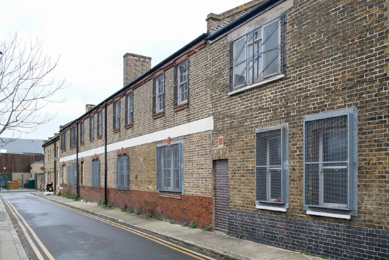 KUPIO JE NAJRUŽNIJU KUĆU U ULICI, PA STVORIO - OVU LEPOTICU Transformacija je neverovatna, ljudi na mrežama oduševljeni - pohvale se samo nižu