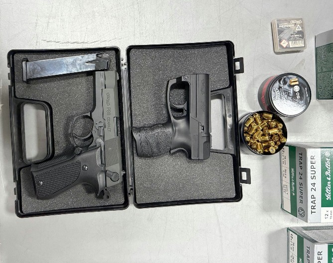 NA HORGOŠU PAO SA DVA PIŠTOLJA Pronađeno je 185 komada pištoljske i 75 komada lovačke municije