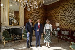 TRAMP ZANEMEO PRED MAKSIMOM, NE MOŽE DA SE SABERE Kraljica mu uzela dah, šta će Melanija na ovo da kaže?!