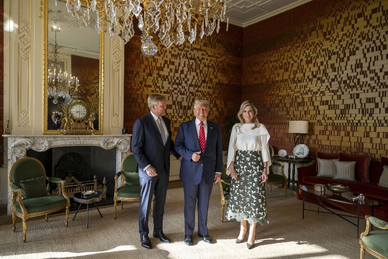 TRAMP ZANEMEO PRED MAKSIMOM, NE MOŽE DA SE SABERE Kraljica mu uzela dah, šta će Melanija na ovo da kaže?!