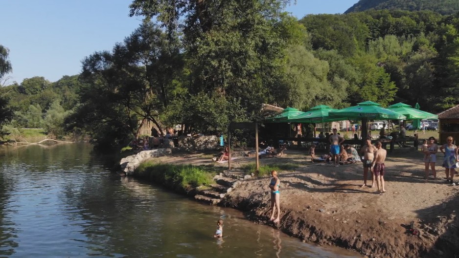 ZA 2.000 DINARA MOŽETE DA JEDETE I PIJETE CEO DAN I DA ODETE DO "SRPSKOG TAJLANDA" Plaže ove reke u Srbiji leti pune kupača (FOTO)