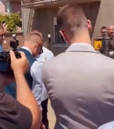 NEMA JABUKE, NEMA NI PUŠKE, ALI IMA 3 POKUŠAJA ZA OTVARANJE KAPIJE Dolazak po mladu na srpski način, gosti popadali od oduševljenja