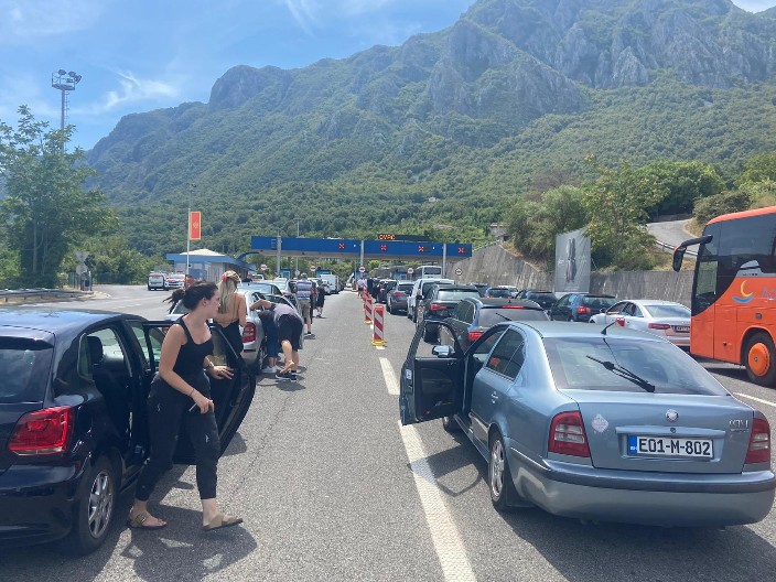 VOZAČI NA IVICI NERAVA! Kilometarske kolone za teretnjake, čeka se TRI SATA na ovom graničnom prelazu
