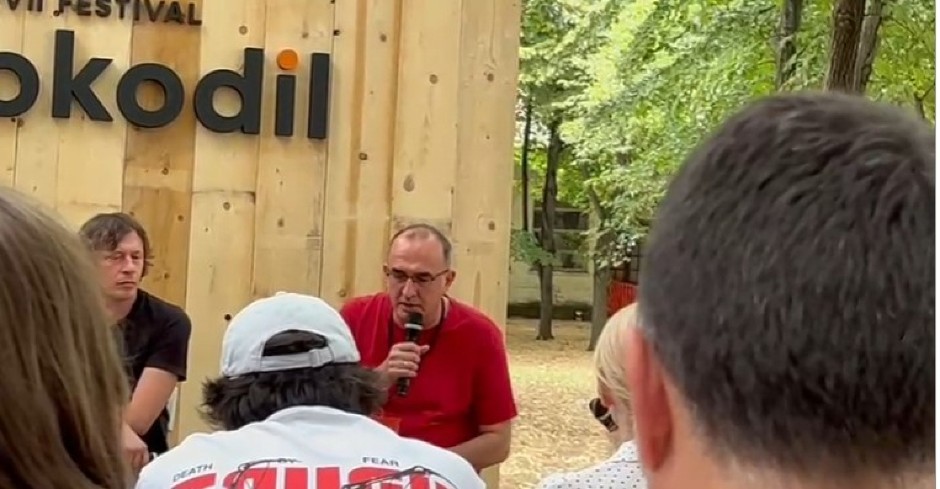 DINKO GRUHONJIĆ UPOROĐUJE SRBIJU SA NACISTIČKOM NEMAČKOM NA FESTIVALU "KROKODIL": Da li je moguće da Srbiji prepisuje zločine nacista?