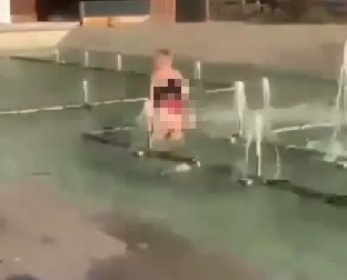 POLUGOLA ŽENA IZAZVALA HAOS U CENTRU GRADA Uznemiravala prolaznike u fontani(VIDEO)