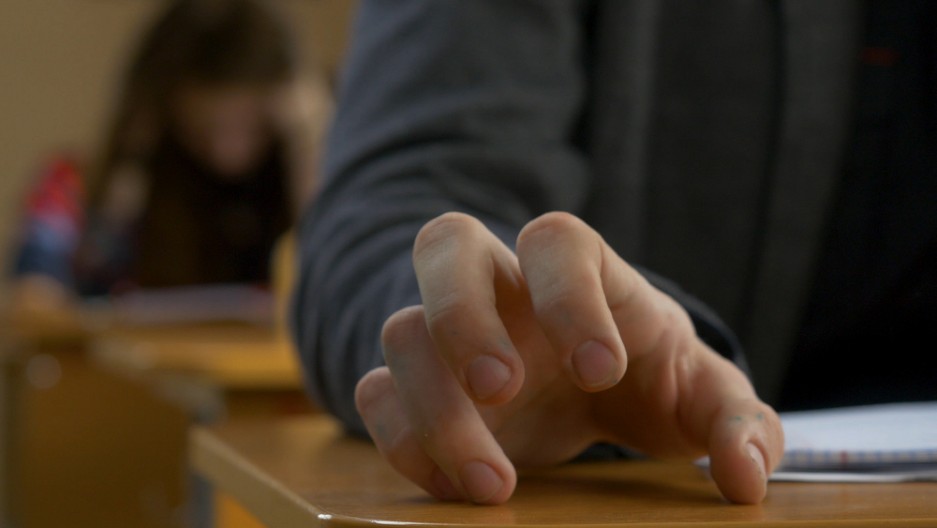 DA LI ZNATE ZAŠTO KUCAMO U DRVO? Ljudi misle da je sujeverje, a iza toga se krije NEŠTO MNOGO DUBLJE!