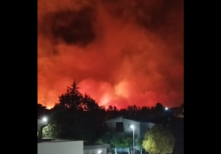 ZASTRAŠUJUĆI PRIZORI IZ KOMŠILUKA Narandžasto nebo u sred noći, vatra pretila da proguta kuće (VIDEO)