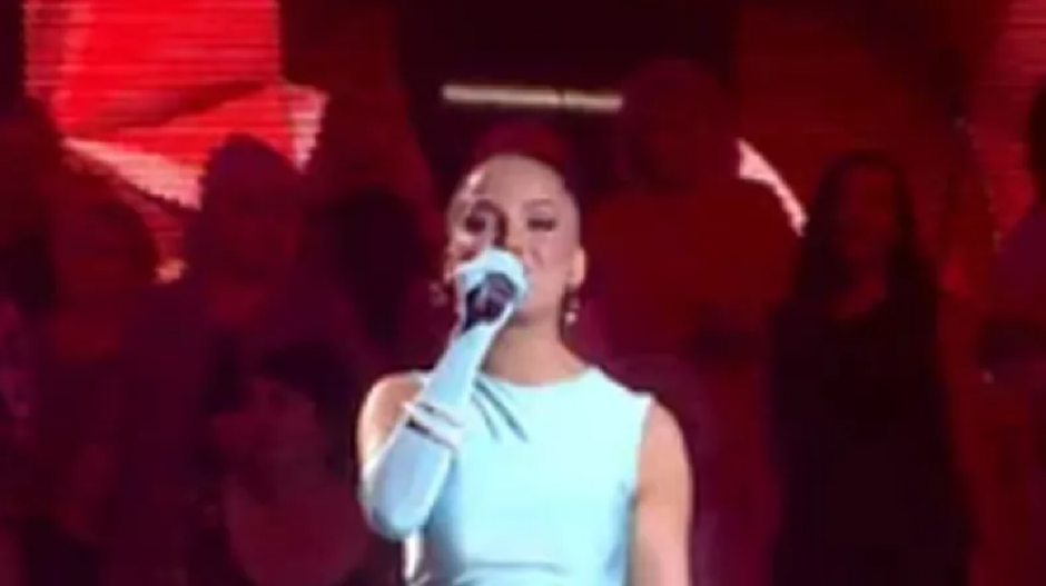 HAOS NA FINALU ZVEZDE GRANDA Takmičarka skinula deo kostima, žiri zanemeo od šoka (FOTO)