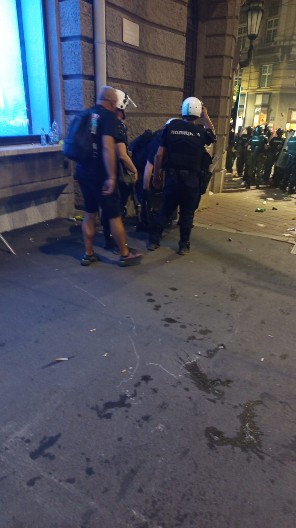 POVREĐEN POLICAJAC U BLOKADERSKOM NASILJU KOD LONDONA Kolege mu pomažu (FOTO)