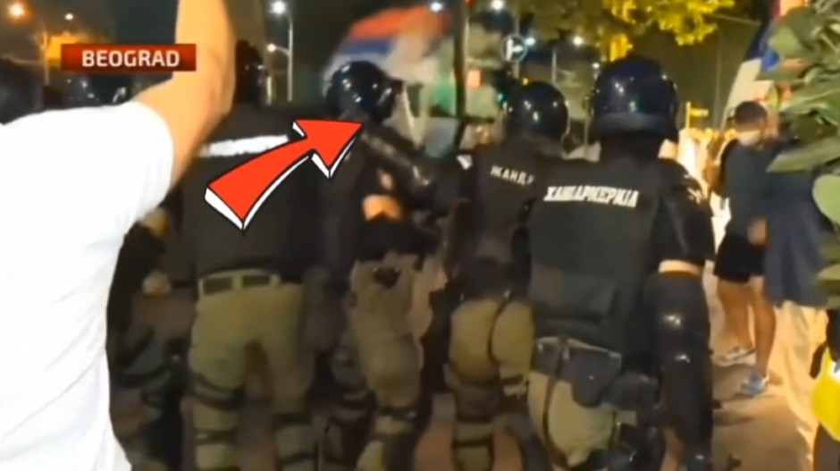 SRAMNE SCENE NA VIDOVDAN U BEOGRADU: Blokaderi srpskom trobojkom udarali pripadnike Žandarmerije (VIDEO)
