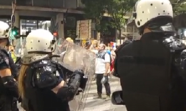 PIJANI BLOKADERI NASRĆU NA POLICIJU Viču "Koga štitite, ova g***a neobrazovana iz Bosne" (VIDEO)