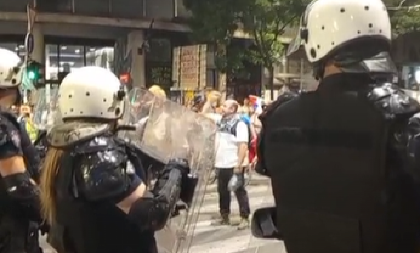 PIJANI BLOKADERI NASRĆU NA POLICIJU Viču "Koga štitite, ova g***a neobrazovana iz Bosne" (VIDEO)