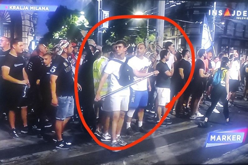 ŠTANGLA VEĆA OD NJEGA! Pomahnitali blokader došao da razbija glave! Pogledajte šta nosi (FOTO)