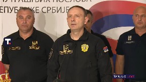 SKINULI SU PRSLUKE I KRENULI NA KORDON POLICIJE... IMAMO ŠEST POVREĐENIH POLICIJSKIH SLUŽBENIKA Vasiljević otkrio kako je počelo nasilje blokadera u Beogradu (VIDEO)