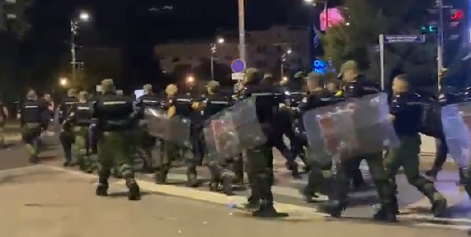 STUDENTI ISPRED PIONIRSKOG PARKA DOČEKALI ŽANDARMERIJU APLAUZOM Dramatično veče u Beogradu (VIDEO)