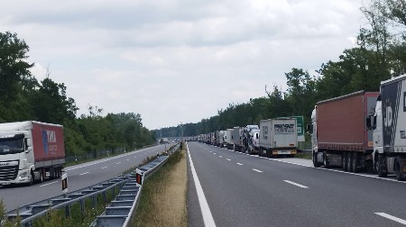 LETNJE GUŽVE UVELIKO STARTOVALE! Putnička vozila na OVOJ granici čekaju 90 minuta!