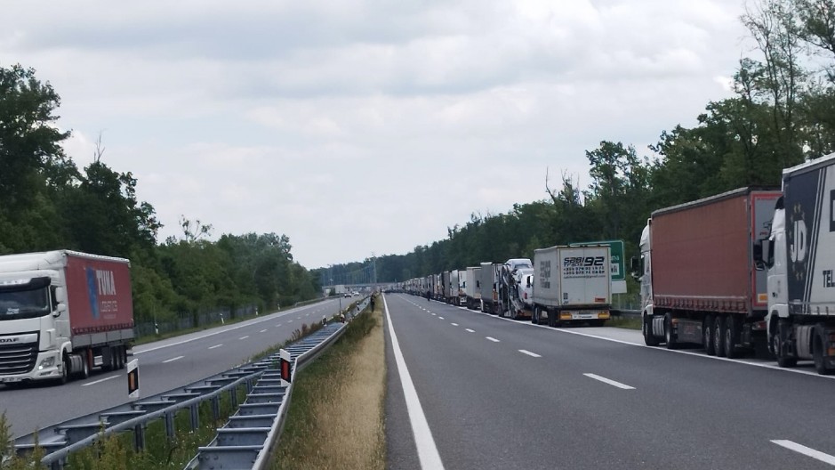 LETNJE GUŽVE UVELIKO STARTOVALE! Putnička vozila na OVOJ granici čekaju 90 minuta!