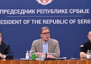 VUČIĆ ČESTITAO POLICIJI Bog zna koliko je građana i policajaca moglo da strada, sinoć izbegnute najteže posledice