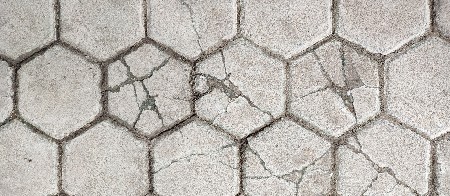 Košta manje od 1500 dinara, a čisti betonske staza i terase kao ludo: Razara zalanu buđ, rđu i sve što se nahvata tokom leta