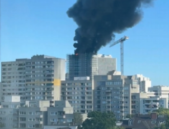 EKSPLOZIJE TREŠTE U CENTRU BERLINA! Gusti crni dim prekrio grad, zgradu guta plamen! (VIDEO )