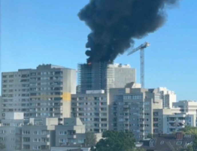 EKSPLOZIJE TREŠTE U CENTRU BERLINA! Gusti crni dim prekrio grad, zgradu guta plamen! (VIDEO )