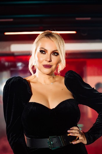 "MLAĐI MI VIŠE ODGOVARAJU" Ivana Selakov priznala da voli da eksperimentiše! (VIDEO/FOTO)