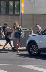 BLOKADERI NASTAVLJAJU DA TERORIŠU BEOGRAĐANE! Stavljaju kontejner na ulicu kod Prve beogradske gimnazije (VIDEO)