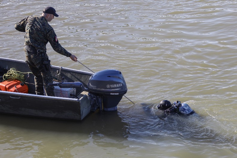 TINEJDŽER HTEO DA SE OSVEŽI, PA SE UDAVIO U SREBRNOM JEZERU Ronioci Žandarmerije pronašli telo momka (18) iz okoline Kučeva