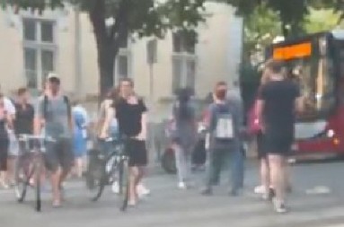 KAKVI IMBECILI! Blokaderi namerno blokiraju ulice! Pogledajte šta rade (VIDEO)