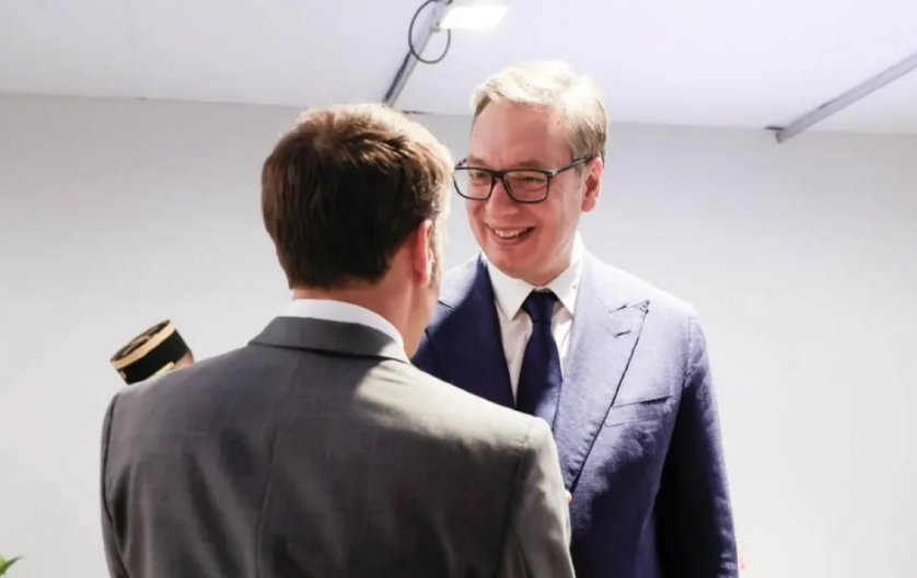 SRDAČAN SUSRET VUČIĆA I MAKRONA "Upoznao sam ga sa političkim dešavanjima u Srbiji"