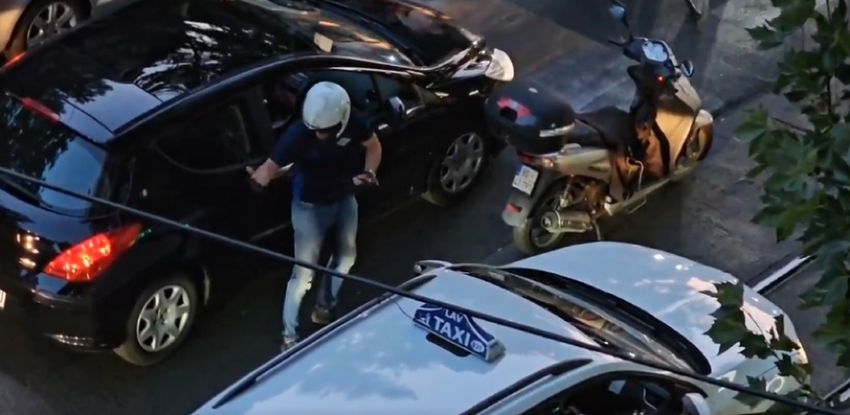 ČOVEK VOZI P0VREĐENO DETE A BLOKADERI MU NE DAJU DA PROĐE I JOŠ GA PLJUJU U FACU! (VIDEO)