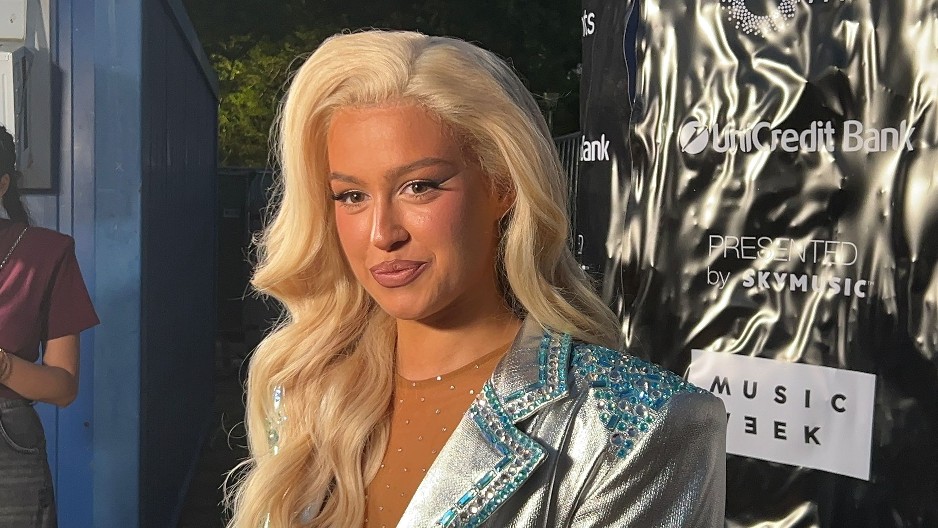 EMA RADUJKO DOŽIVELA PEH NA SCENI! Klipsa joj visila dok je igrala pred hiljadama ljudi, nastao haos