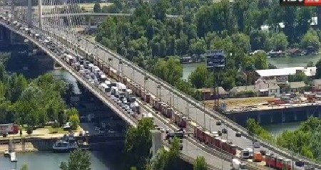 TRAMVAJ ISPAO IZ ŠINA NA MOSTU NA ADI Potpuno blokiran saobraćaj
