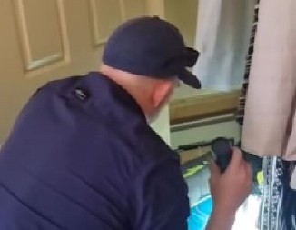 HOROR U PORODIČNOJ KUĆI Porodica otvorila ormar i zatekla MONSTRUMA u garderobi, umalo se onesvestili od šoka! (VIDEO)