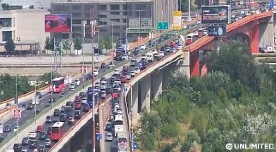 HAVARIJA I TOTALNI SAOBRAĆAJNI KOLAPS U BEOGRADU Ukinute linije gradskog prevoza zbog blokada