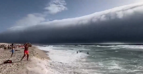 "DŽINOVSKI CUNAMI NA NEBU" Ogromni valjkasti oblak zaprepasto građane (VIDEO)