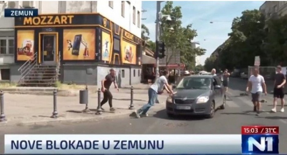 JEZIVI LINČ U GLAVNOJ ULICI U ZEMUNU: Blokaderi divljački napali vozača i razbili mu auto! (VIDEO)