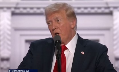 PREDSEDNIK KAO TURISTIČKI VODIČ: Tramp pokazuje sobu sa mračnom istorijom i MAGA suvenirima