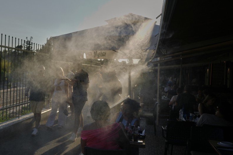 GORI SITONIJA, SRPSKIM TURISTIMA NAREĐENA HITNA EVAKUACIJA Preko 60 vatrogasaca na terenu (VIDEO)