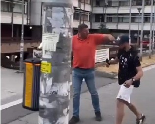 KRAJ BLOKADE U JEDNOJ REČENICI:  Policajac viknuo, blokader pobegao kao vetar! (VIDEO)