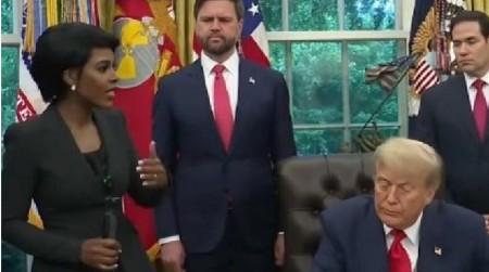 SKANDAL U BELOJ KUĆI! Tramp šokirao svet neukusnim flertom sa novinarkom!