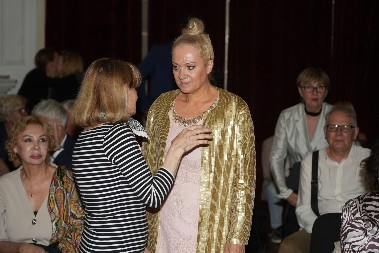 PEVANJE ZAMENILA DIREKTORSKOM FOTELJOM Pevačica nestala sa javne scene, a onda se gorko pokajala