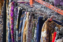 NIJE NI ČUDO ŠTO SU NAJPRODAVANIJE KADA STOJE KAO SALIVENE Ovo su najpopularnije pantalone ovog leta — kroj koji te zove da ih kupiš