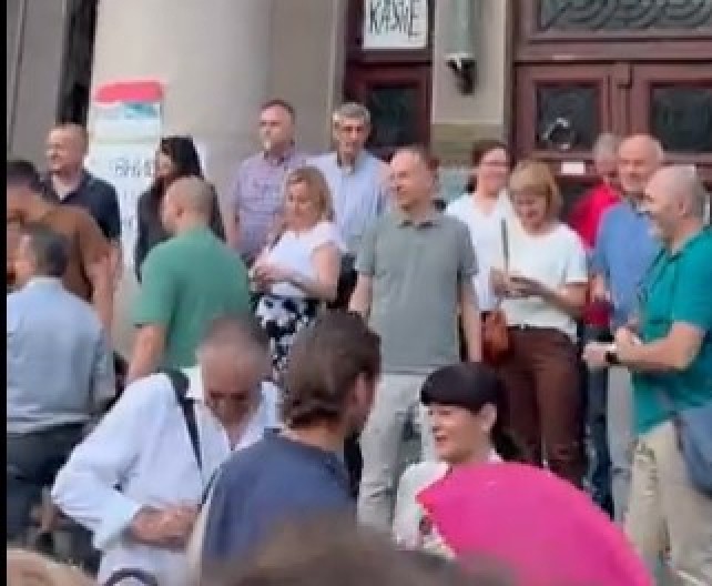 REKTOR MEĐU EKSTREMISTIMA! Vladan Đokić na čelu blokadera ispred Pravnog! (VIDEO)