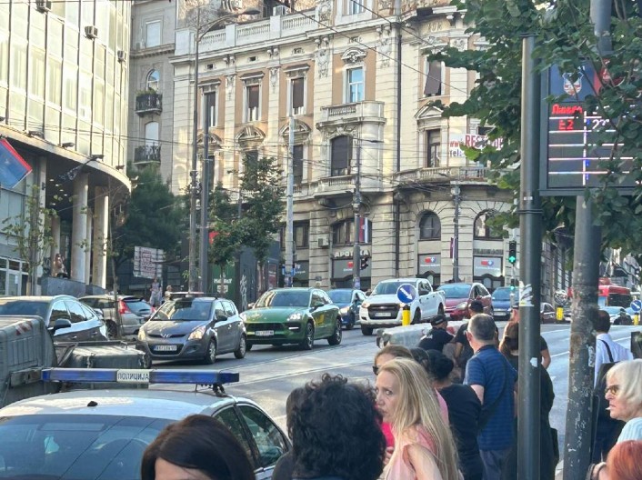 TEROR BLOKADERA U BEOGRADU! Bacaju kontejnere, pa beže, sve ulice u Beogradu prohodne (VIDEO)