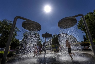 LETO IZ PAKLA! Sunceva vrelina se obrušila na Zemlju, ova zemlja je teško pogođena!